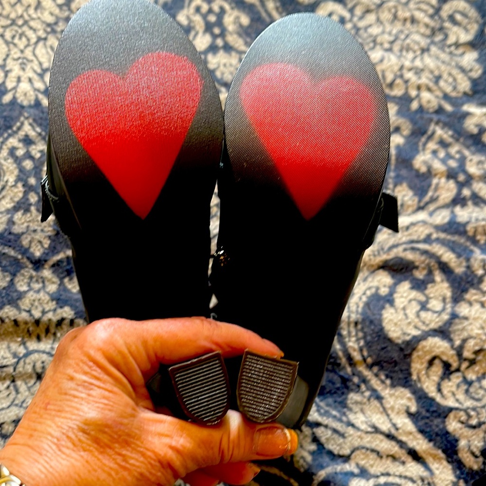 Size 6, about 4 in heels boots, army green. Like new.